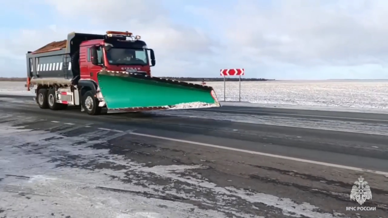 В Энгельсском районе у села Безымянное расчистили трассу и открыли движение В Энгельсском районе у села Безымянное расчистили трассу и открыли движение